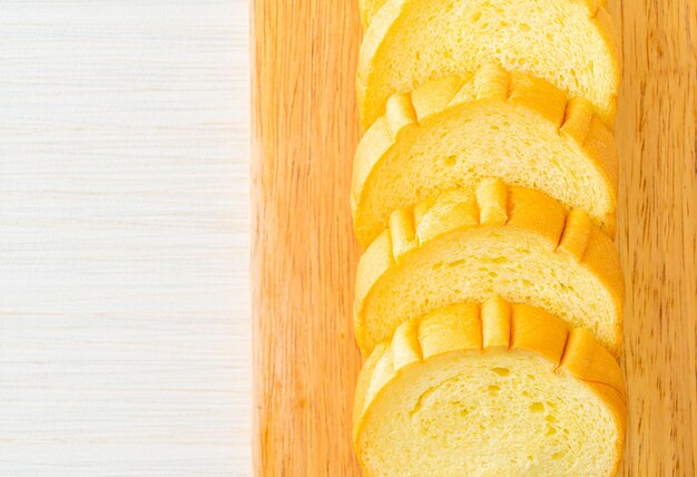 pane di patate dolci affettato su tavola di legno