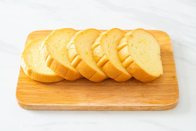 pane di patate dolci affettato su tavola di legno