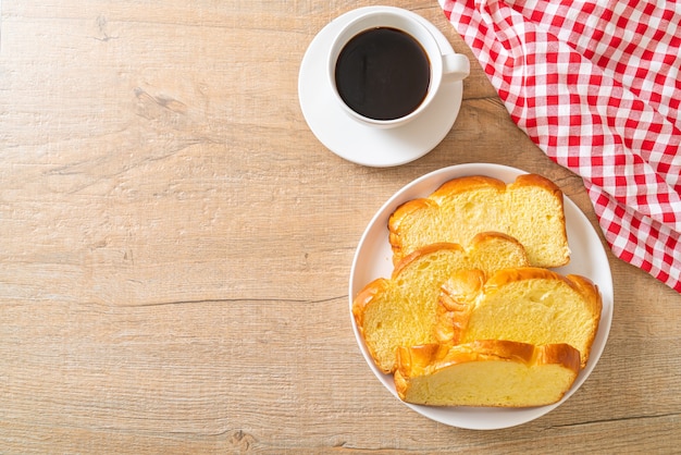 Pane di patate dolci con caffè per colazione