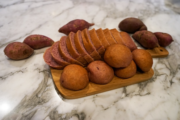 Pane di patate dolci giapponesi al forno fatti in casa viola