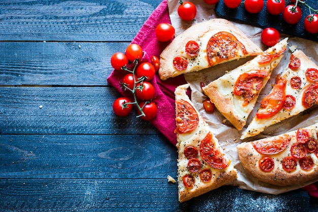 Pane Di Pizza Di Pomodori Fatti A Mano Gustosi