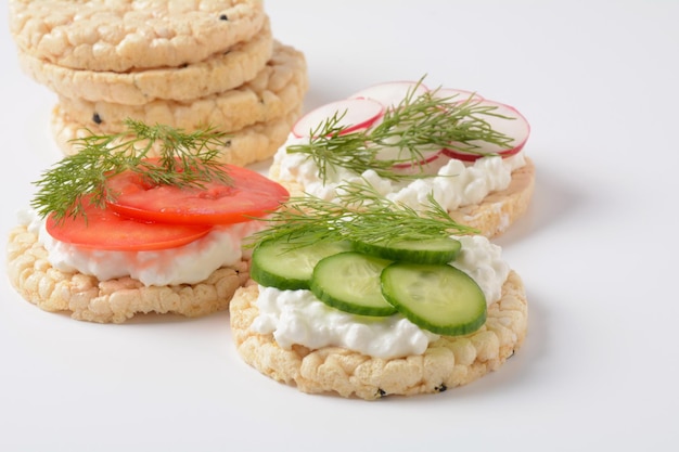 Pane di riso Ravanello croccante Fette pomodori e fette di cetriolo Ricotta e aneto fresco