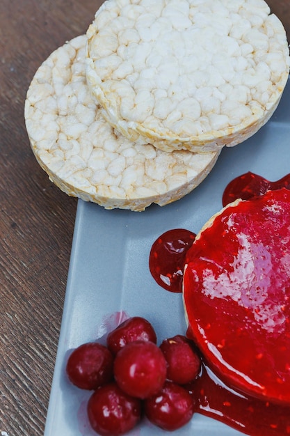 Pane di riso vegano per colazione con marmellata Mangiare sano