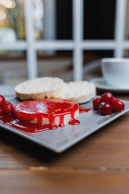 Pane di riso vegano per colazione con marmellata Mangiare sano