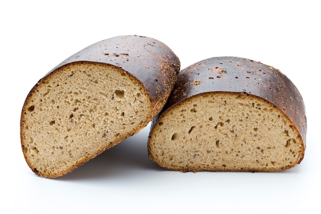 Pane di ruta scuro su sfondo bianco.