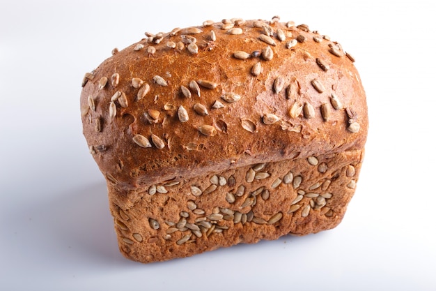 Pane di Rye con i semi di girasole isolati su bianco.