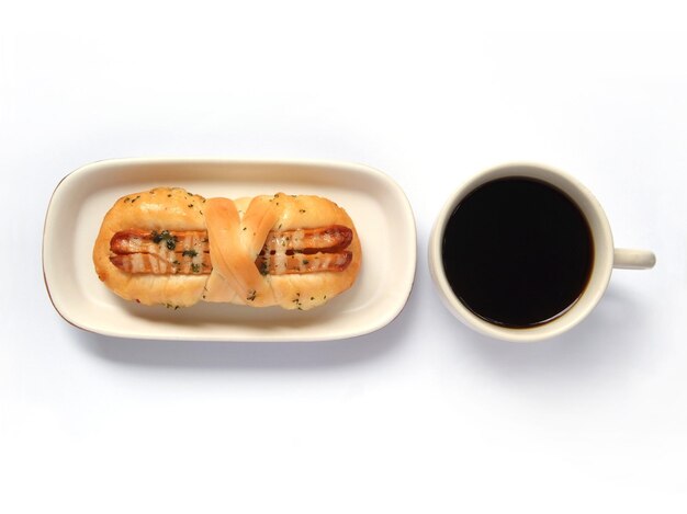 Pane di salsiccia appetitoso e tazza di caffè isolati su sfondo bianco