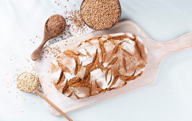 Pane di segale a fette sul tagliere