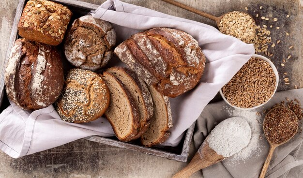 Pane di segale a fette sul tagliere