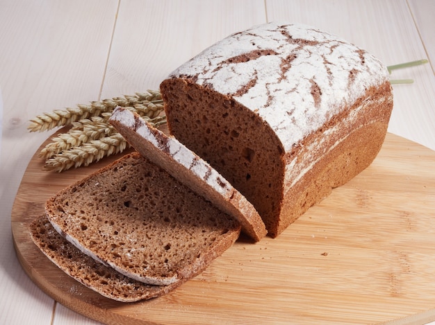 Pane di segale a fette sul tagliere