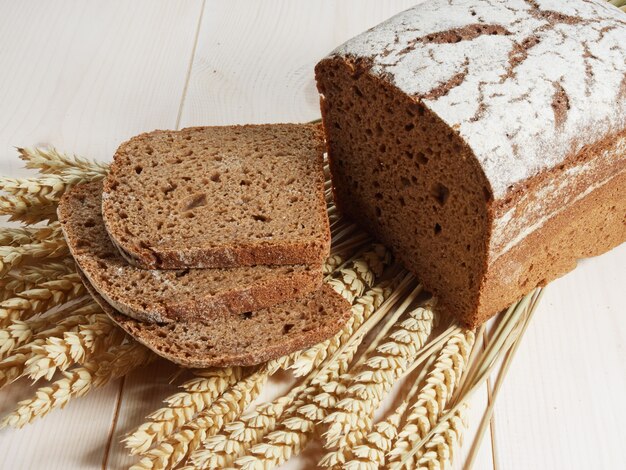 Pane di segale a fette sul tagliere