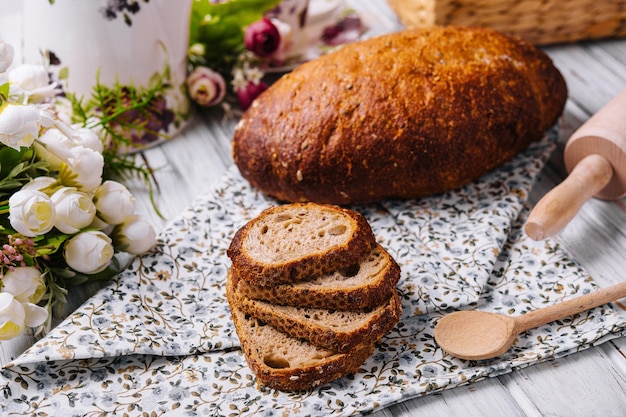 Pane di segale affettato da vicino sul tavolo