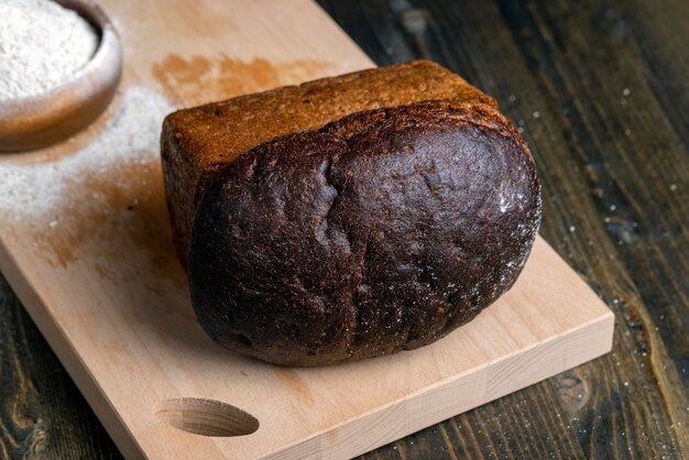 Pane di segale affettato su un tavolo di legno da vicino