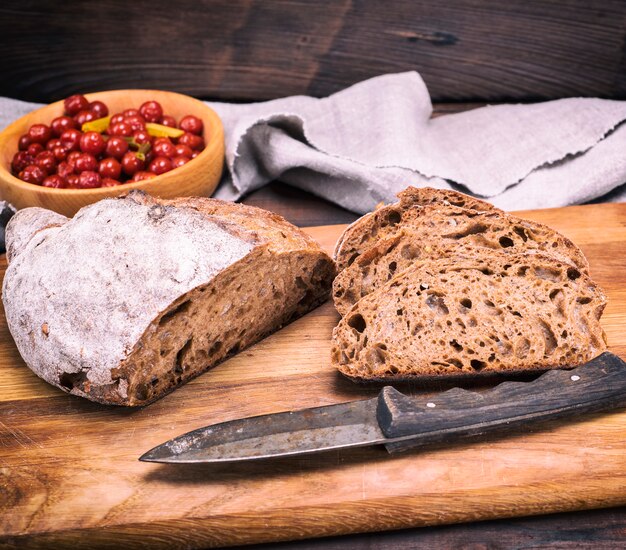 Pane di segale affettato su una tavola di legno