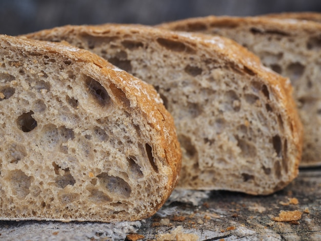 pane di segale affettato su una tavola di legno