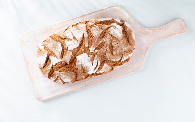 Pane di segale affettato sul tagliere, primo piano..