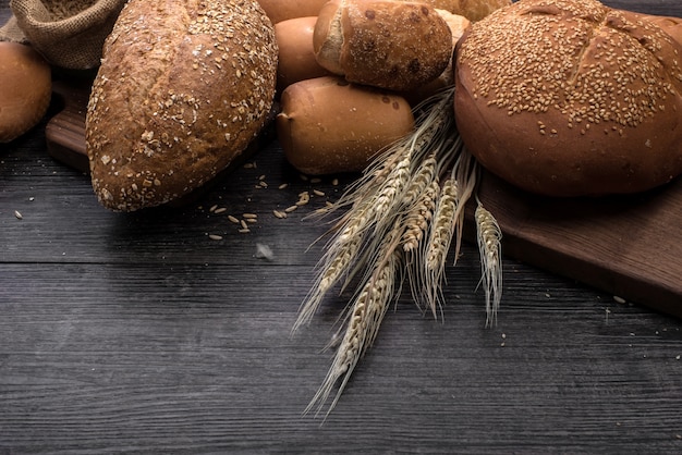 Pane di segale affettato sul tavolo