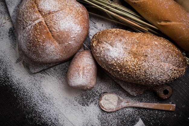 Pane di segale affettato sul tavolo