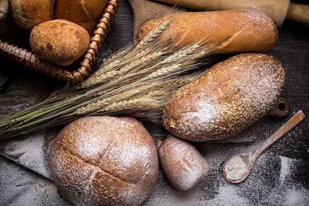 Pane di segale affettato sul tavolo