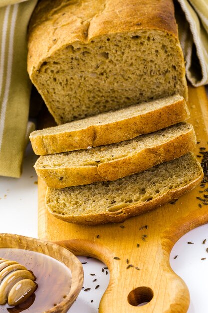 Pane di segale artigianale fresco a lievitazione naturale sul tavolo.