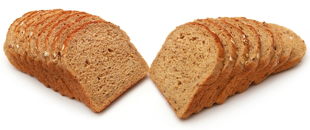 Pane di segale avena su sfondo bianco