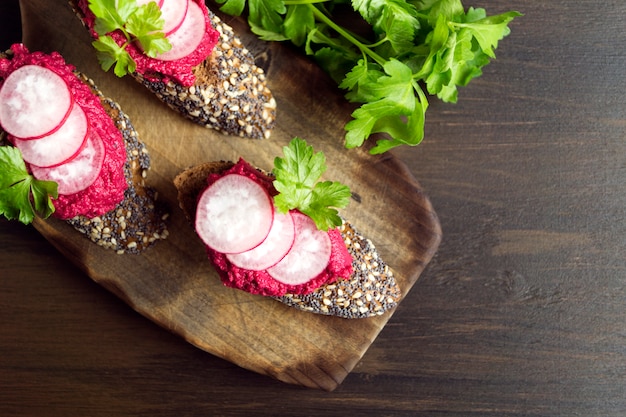 Pane di segale con burro e ravanello. Cibo salutare.