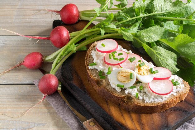 Pane di segale con burro e ravanello.