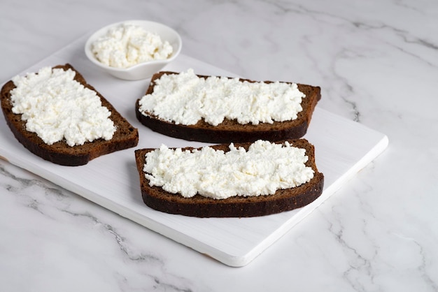 Pane di segale con ricotta su un tavolo bianco