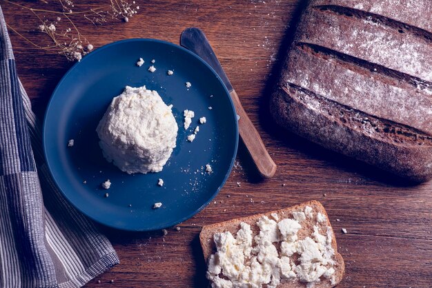 Pane di segale con ricotta