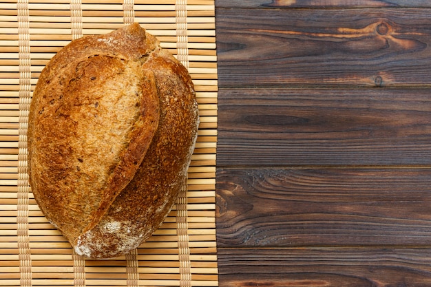 Pane di segale con semi sul tovagliolo di bambù