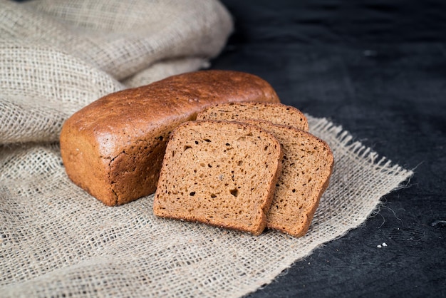 Pane di segale dolce su fondo di legno