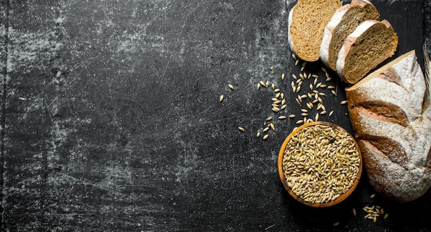 Pane di segale e grani affettati in ciotola