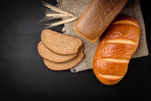 Pane di segale e pagnotta sul tavolo