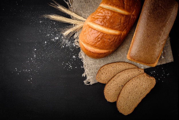 Pane di segale e pagnotta sul tavolo