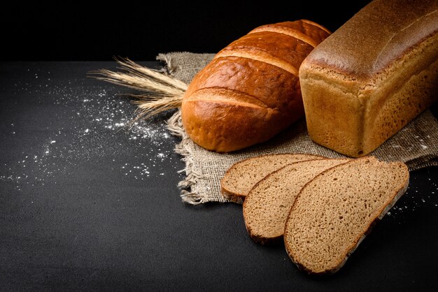 Pane di segale e pagnotta sul tavolo