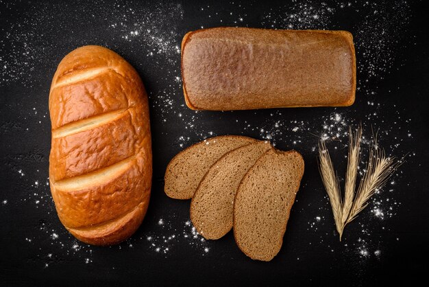 Pane di segale e pagnotta sul tavolo