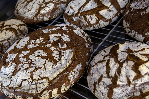 Pane di segale esposto sullo scaffale del forno