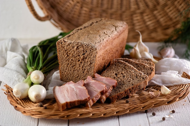 Pane di segale fatto in casa per colazione con carne e cipolle