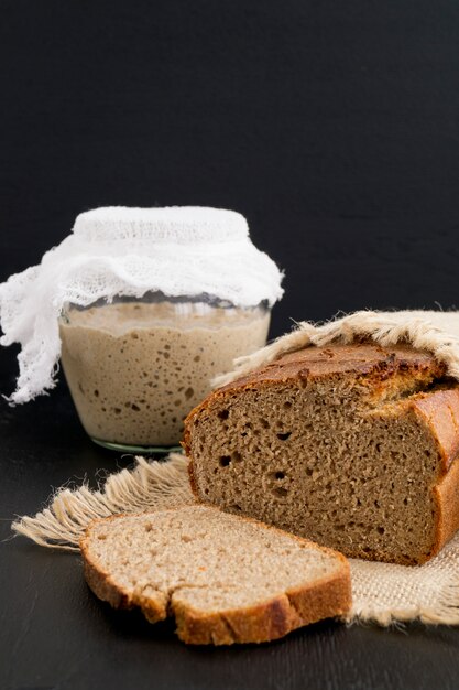 Pane di segale fatto in casa sulla tela da imballaggio. Cibo salutare.