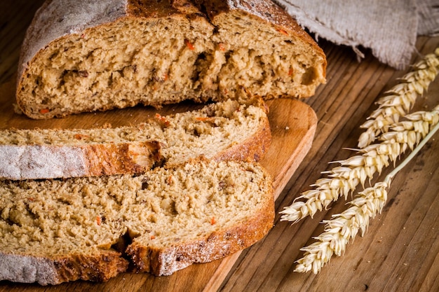 Pane di segale fresco su fondo di legno rustico