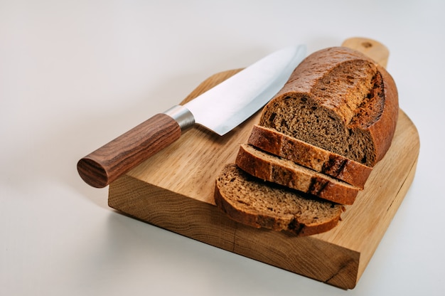 Pane di segale integrale senza glutine a fette.