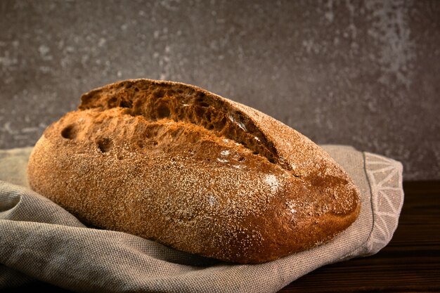 Pane di segale integrale su un tagliere sulla superficie grigia