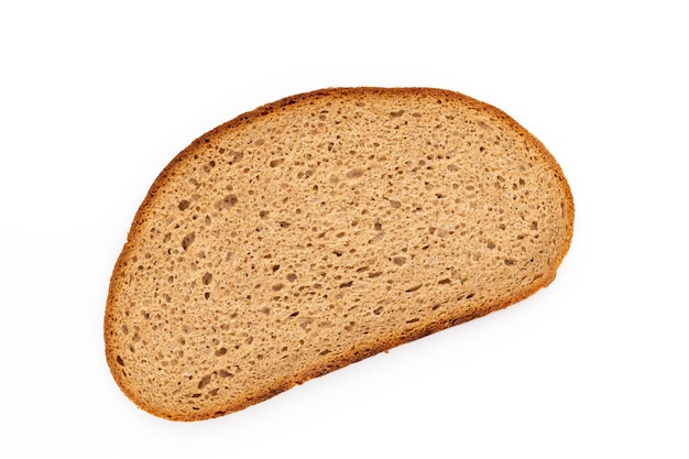 Pane di segale isolato su sfondo bianco.