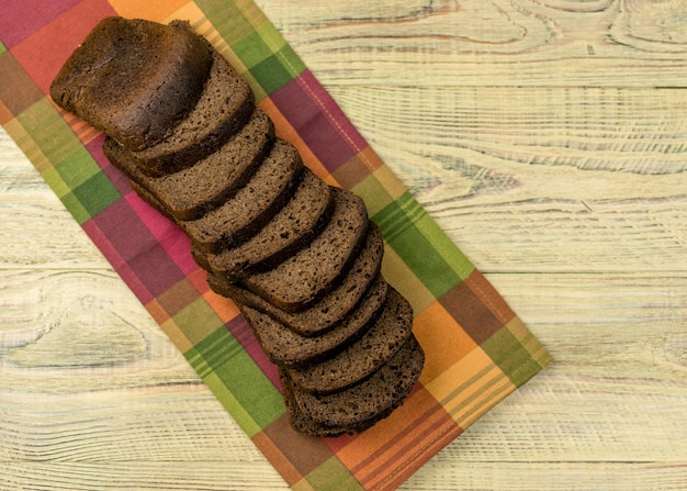 Pane di segale nero a fette