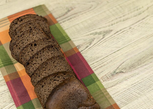 Pane di segale nero a fette