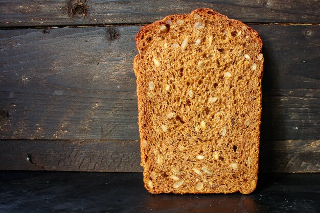 pane di segale nero con utili additivi e semi