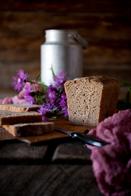 Pane di segale rustico fatto in casa su una tavola di legno