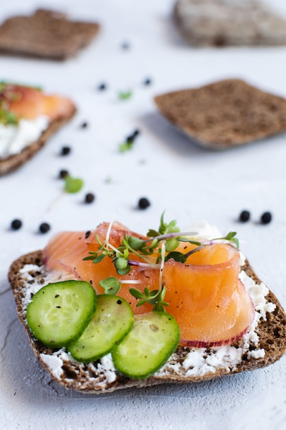 Pane di segale, salmone affumicato, cetriolo e microgreens