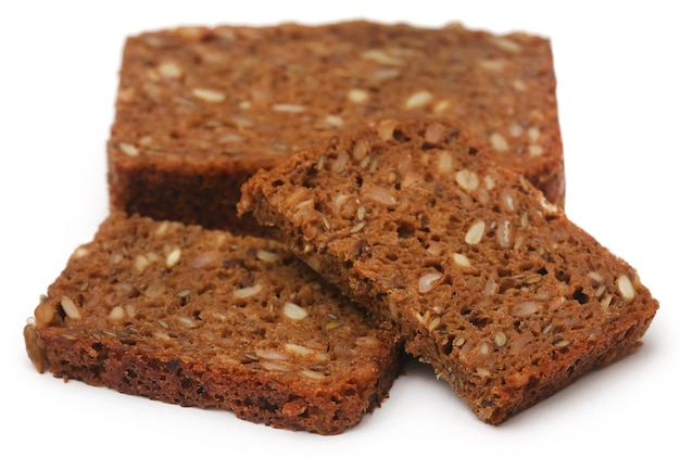 Pane di segale sano su sfondo bianco