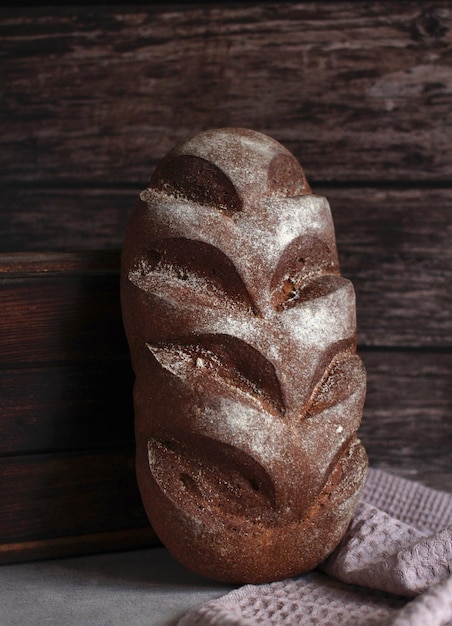 Pane di segale scuro bello su un fondo di legno